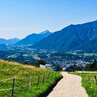 Weg zur Hoisnrad Alm mit Blick zum Wolfgangsee und im Hintergrund der Schafberg