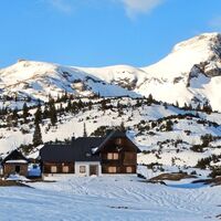 Auf der Sonnschienalm mit Blick auf den Ebenstein