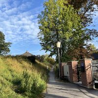 Beim Eintreffen in besiedeltem Gebiet hier links das schmale Wegerl rauf
