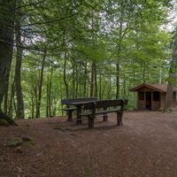 Gipfelstürmerhütte mit Sitzgruppen am Rodalber Felsenwanderweg