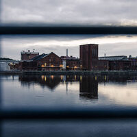 Taideruukki ist ein vielseitiges Kulturzentrum im alten Fabrikgebäude von Kymintehta in Kuusankoski.