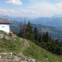 Hinter den Hügeln liegt der Walchsee