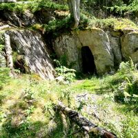 Spannende Entdeckungen auf dem Weg - Der Gewölbekeller, im Fels des Berghanges, ist ein Relikt der Wüstung Fuchshausens.