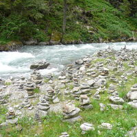 Steinmännchen entlang der Litz
