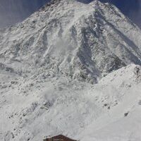 Verschneiter Habicht mit Innsbrucker Hütte; copyright by Innsbrucker-Hütte
