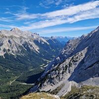 Ausblick vom Gipfel nach Osten: In der Bildmitte der Hochwannigkopf, rechts der Breitenkopf. Zwischedrin das Gaistal.