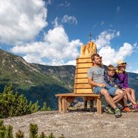 Eine Familie rastet beim Bankerl auf der Kleinen Wurzen