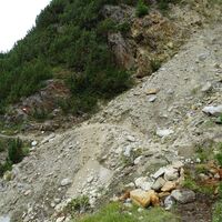Eine Rinne mitten am Wanderweg
