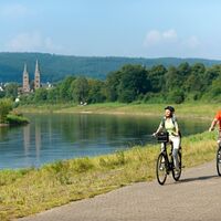 Radfahrer an der Weser bei Höxter
