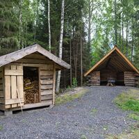 Rättyänooja-Hütte und Holzschuppen