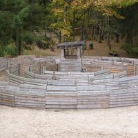 Holzlabyrinth auf dem Abenteuerspielplatz im Großen Holz