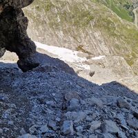Beim Abstieg über steiles Geröll dann nochmal ein Loch, durch das man durch muss. Ein wahrhaft löchriger Weg...