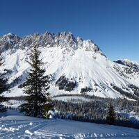 Der Rückblick vom Hochkeil auf die Mandlwand und den Abfahrtskamm zur Mitterfeldalm rechts.