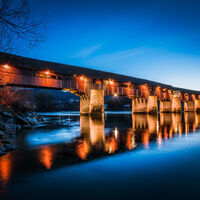 Holzbrücke am Abend