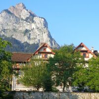 Der Grosse Mythen thront vor dem Herrenhaus Immenfeld