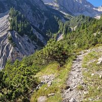 Der Weg am Hang entlang nach oben .