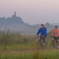 Blick vom Eder-Radweg auf die Felsburg