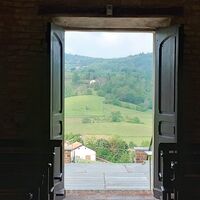 Aramengo vom Inneren der romanischen Kirche San Giorgio aus gesehen