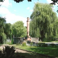 Stadtpark mit Denkmal