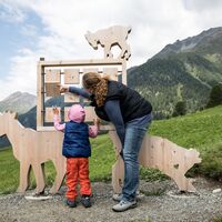 Beim ersten Posten, dem Memory, wird den Besuchern der Alltag von Schellen-Ursli näher gebracht.