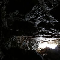 zum Eingang wird die Höhle sehr nieder