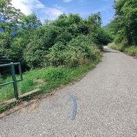 Biegen Sie nach links ab und folgen Sie dem blauen Pfeil