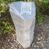 Basaltsäule am Wegesrand