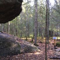 Wegweiser zum Saimaa Geopark neben dem Kummakivi