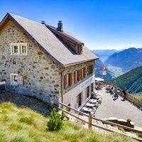 Blick über die Panoramaterrasse des Restaurants Belvedere ins Val Poschiavo