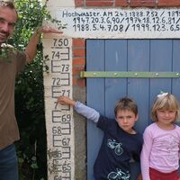 Hochwassermarken an einer Garageneinfahrt in der Straße „An der Kirche 4“, Stadtinsel Hitzacker (Elbe)