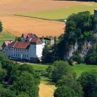Blick vom Teufelslochfelsen zum Gasthaus Mühle und zur Ruine Dietfurt