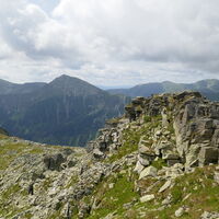 am felsig zerklüfteten Gipfel des Schrimpfkogel