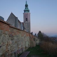 am Wagram an der Mauer entlang