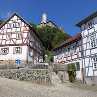 Die Felsburg mit Fachwerkhäusern