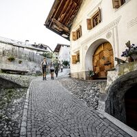 Durch das Dorf Sent schlendern