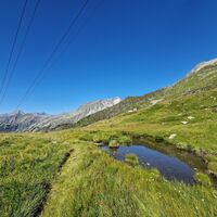 Der Weg Nr. 518 führt uns teilweise unterhalb der Seilbahn nach oben.