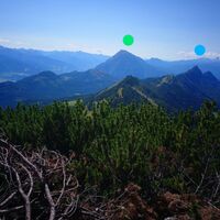 Grün= Grimming, Blau (der Berg vorne) = Hechlstein, gleich rechts davon: Gwendlingstein, rosa = Dachstein
