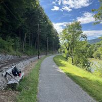 Rastbankerl am Weg, zwischen Bahntrasse und Schwarza