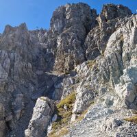 Ausblick vom Aufstiegweg zum Gipfelkreuz, der Weg dorthin zieht sich allerdings noch