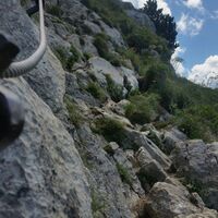 Gesichert durch Seile der Aufstieg zum Roßstein