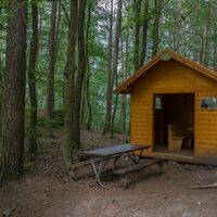 Dekan-Ehling-Schutzhütte mit Sitzgruppen