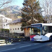 Nach der Rötelsteinrunde (im Hintergrund) wartet der Bus 521 in der Haltestelle Filzmoos Ortsmitte.