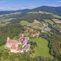 Wallfahrtskirche Pöllauberg und Blick Richtung Masenberg in der Oststeiermark
