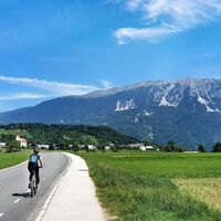 Die Straße, die zum Dorf Zasip führt