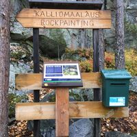 Saimaa Geopark-Wegweiser in der Nähe der Felsmalerei