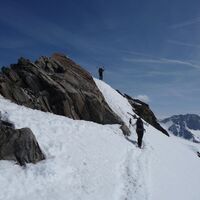 Wir nehmen diesmal die Ski mit zum Gipfel.
