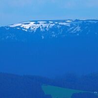 Feldberg (25 km entf.) mit Seebuck (Bismarckdenkmal, Feldbergturm) und Gipfel (Sendeturm, Wetterstation)