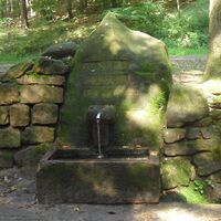 Die Keltenquelle bietet im Sommer ein kühle Rastmöglichkeit.
