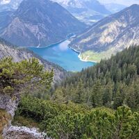 Blick vom Grat zum Plansee
