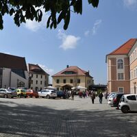 Hof der Ortenburg mit Theater, Gasthaus Burghof und Sorbischem Museum